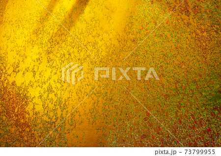 黄色いペンキが吹き付けられた壁,どろどろ,ベチャベチャ、