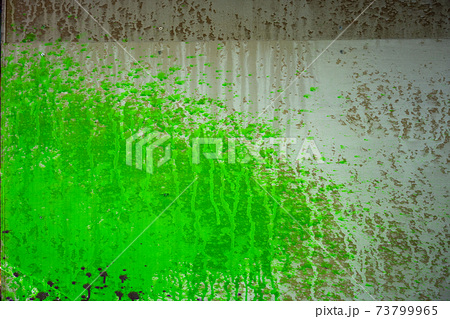緑色のペンキが吹き付けられた壁,どろどろ,ベチャベチャ、