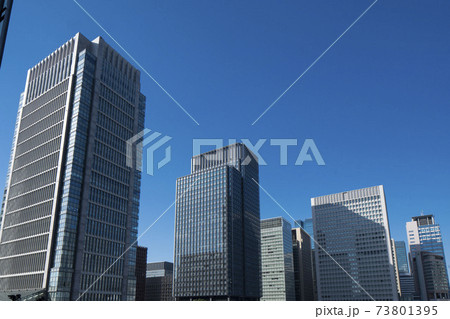 青空に建設された大手町の高層ビル群