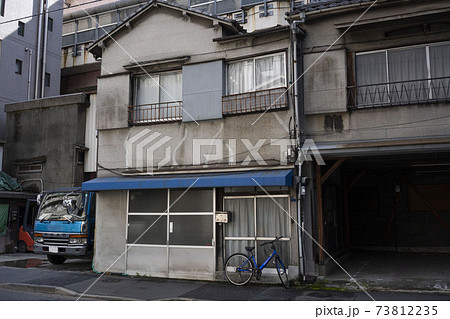 日本の古い木造二階建住宅/狭小住宅/一戸建て/