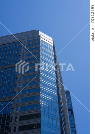 光が差し込んだオフィスビル,青,ブルー