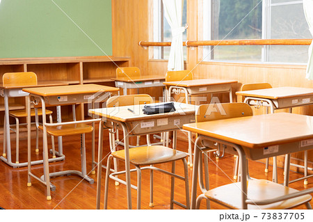 机 高校 横位置 小学校の写真素材
