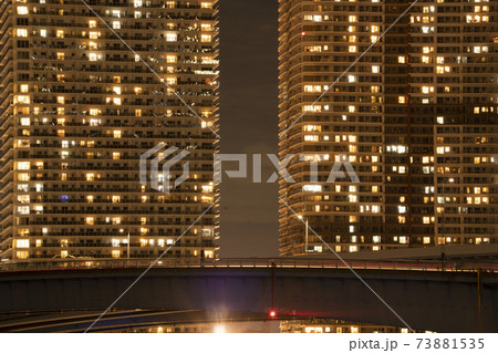 東京湾岸豊洲のタワーマンションの夜景