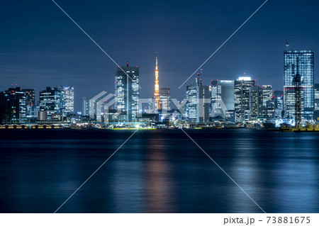 東京港区芝浦の東京タワーとタワーマンションの夜景