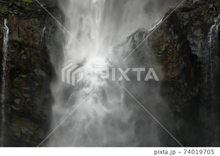 水爆 華厳滝 滝 風景の写真素材