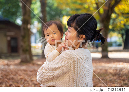 キス ２人 子供 カップルの写真素材