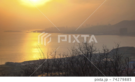おぼろ夕日の写真素材 - PIXTA