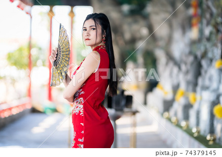 チャイナドレス 女性 中国人 ポーズの写真素材