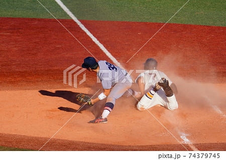 ヘッドスライディング 硬式の写真素材
