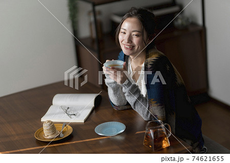 紅茶 女性 飲む 上半身の写真素材