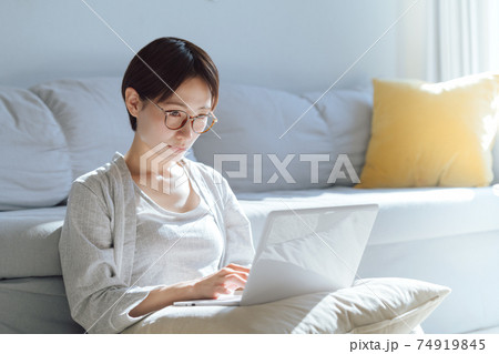 床に座るの写真素材