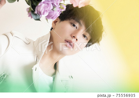 人物 男性 花束 持つの写真素材