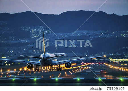 伊丹空港 飛行機 滑走路 夜景の写真素材