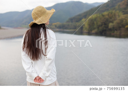 麦わら帽子 女の子 後ろ姿 人物の写真素材
