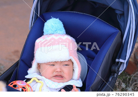 赤ちゃん ベビーカー 泣く 屋外の写真素材