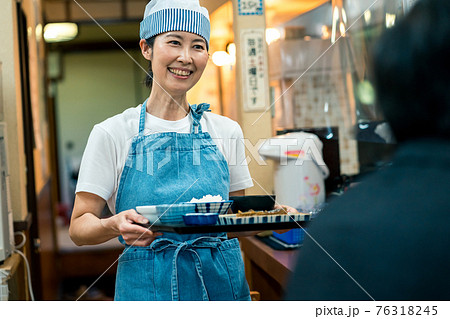 食堂のおばちゃんの写真素材 - PIXTA