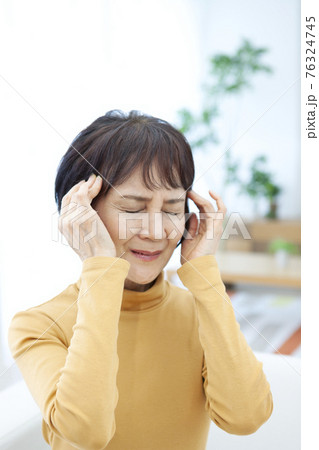 こめかみを押さえるの写真素材