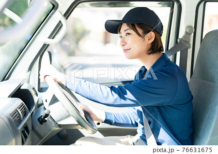 トラック運転手 1人 かわいいの写真素材 トラック運転手 1人 かわいいの写真素材