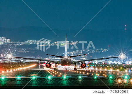 伊丹空港 飛行機 滑走路 夜景の写真素材