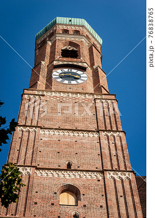 ミュンヘン 町並み 時計塔 晴れの写真素材