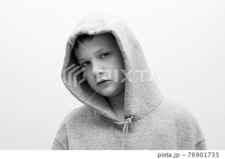 男の子 モノクロ 子供 外国人の写真素材