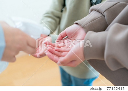 子供 女の子 小学生 手の写真素材
