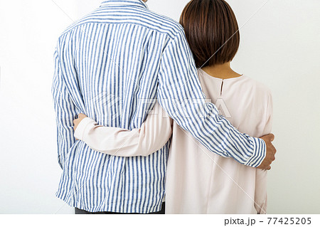 カップル 後ろ姿 恋人 アベック 男性 背中 愛 夫婦の写真素材 Pixta