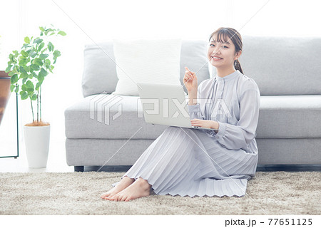 ソファ 女性 ポーズ 座るの写真素材