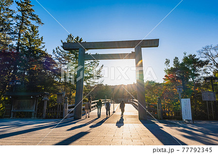 伊勢神宮 鳥居 神社 朝日の写真素材