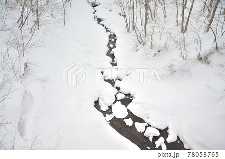 積雪 小川 雪 清流の写真素材