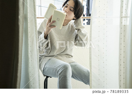 男性 本 読む 読書の写真素材