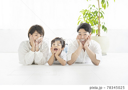 人物 子供 頬杖 寝転がるの写真素材