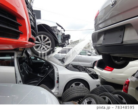 スクラップ 廃車 金属 自動車部品の写真素材