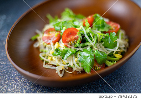 モヤシとパクチーのサラダの写真素材