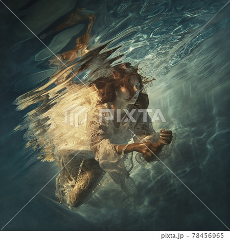 水 プール 水中 女の子の写真素材