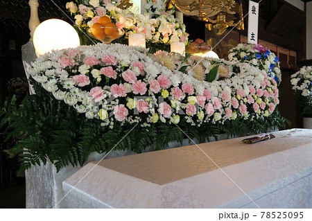 棺桶 お供え 葬式 棺 生花 花の写真素材