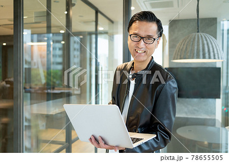 ちょいワル親父 60代の写真素材