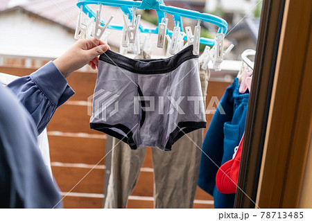 下着 洗濯 パンツ 女性の写真素材