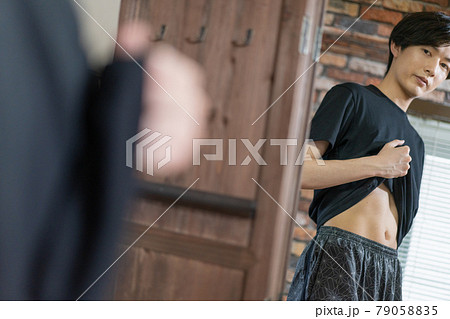 痩せ型 男性 男の写真素材
