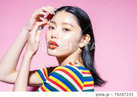 女の子 日本人 セクシー ピンクの写真素材