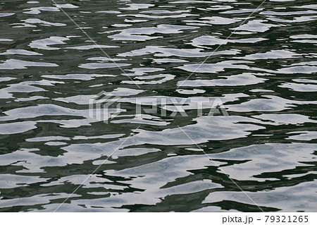 光 波紋 波 ゆらぎの写真素材