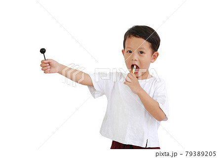 子供 男の子 舐める ペロペロキャンディー 赤ちゃんの写真素材
