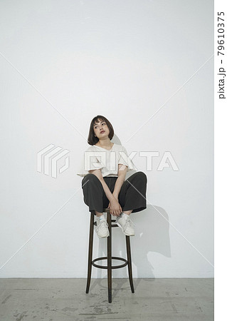 ポーズ 全身 可愛い モデルの写真素材