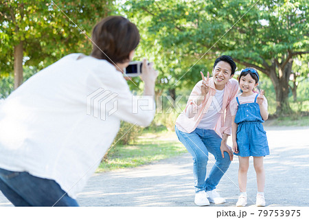 人物 女性 カメラマン 後姿の写真素材