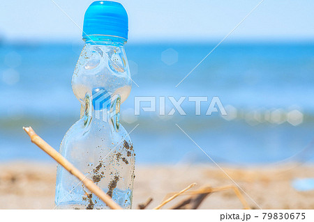 ラムネ 夏イメージ 真夏 ラムネ水 ビンの写真素材