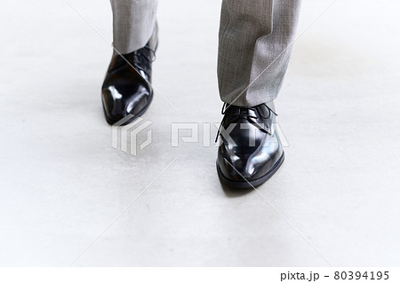 サラリーマン 靴 足 歩くの写真素材 サラリーマン 靴 足 歩くの写真素材