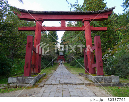 岩木山神社 石畳 参道 鳥居の写真素材