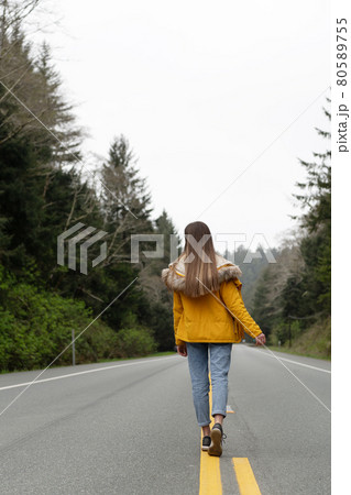 旅人 後ろ姿の写真素材