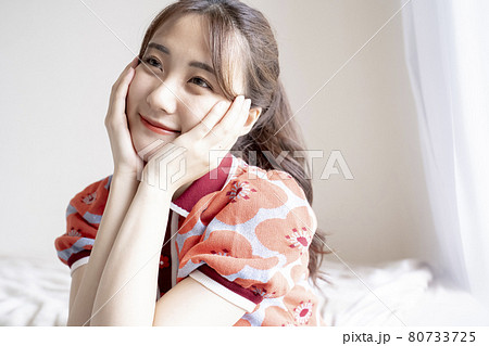 ぶりっ子ポーズの写真素材