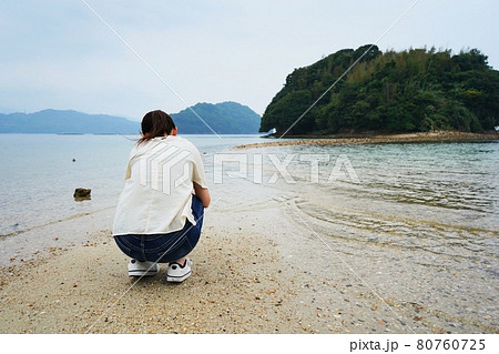 人物 女性 後ろ姿 しゃがむの写真素材